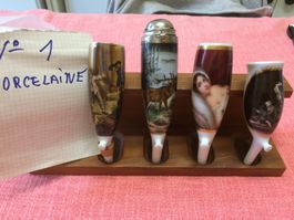 Quatre fourneaux de pipe en porcelaine peinte décorés