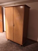 Schrank Holzfurnier mit Spiegel und Kleiderstange