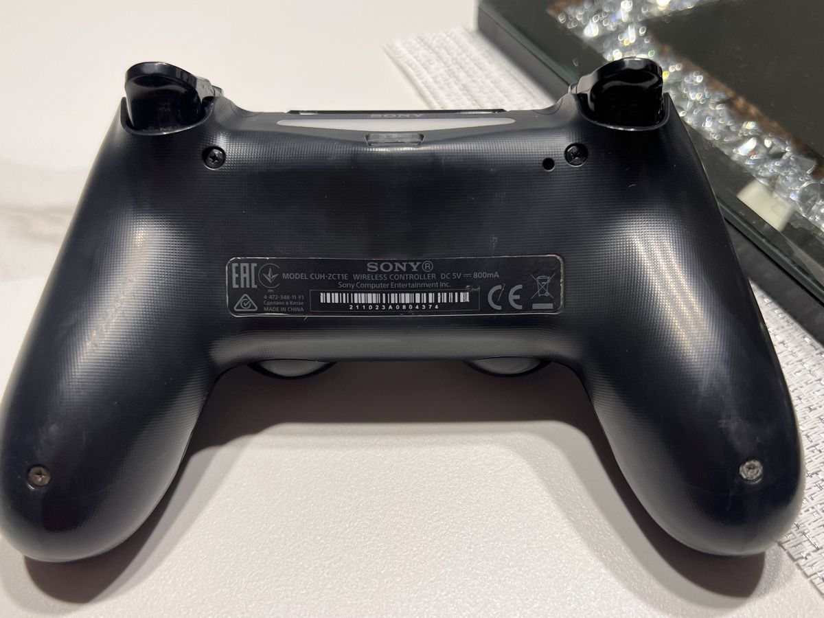 Sony Console: PS4 Controller Schwarz Dualshock 4 Wireless einwandfrei – Nuovo (secondo la descrizione) da Winterthur venduto da ChicMarkt 7