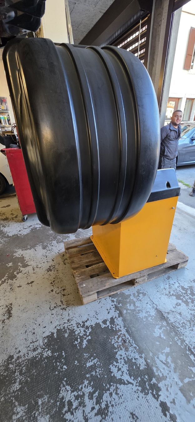 Tutte le macchine: Equilibreuse de roue automatique, bon état – Usato da La Chaux-de-Fonds venduto da Cross_miguel 3