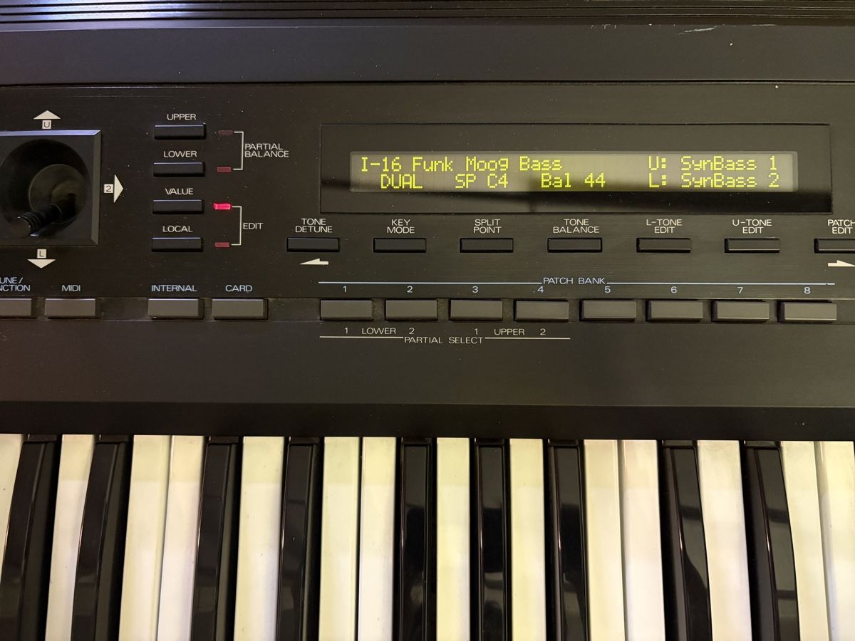 Roland Strumenti musicali: Clavier Roland D-50, synthétiseur – Usato da Porrentruy venduto da qwentoz 3