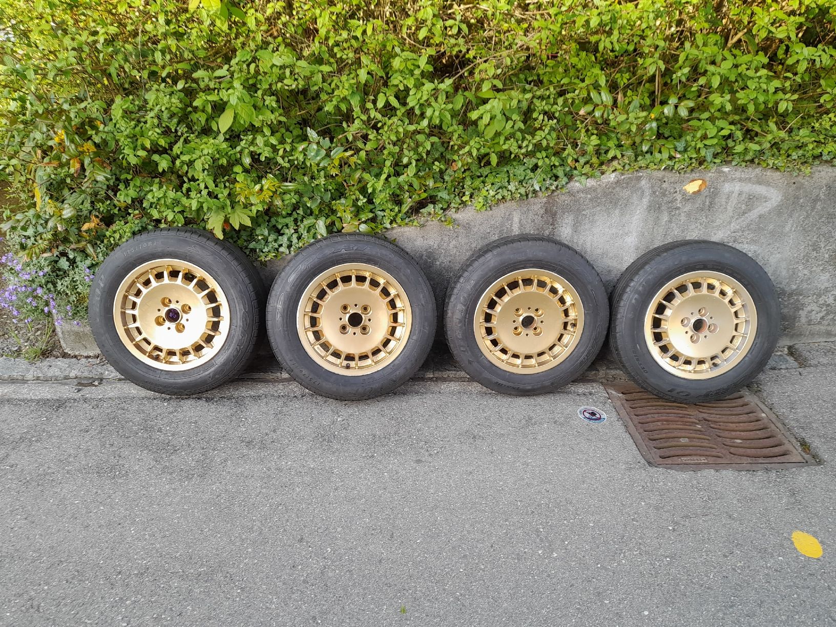 BMW Felgen: 4 BMW Alufelgen gebraucht  "Gullideckel"- Felgen – Gebraucht aus Münchenwiler von LucaSignorelli