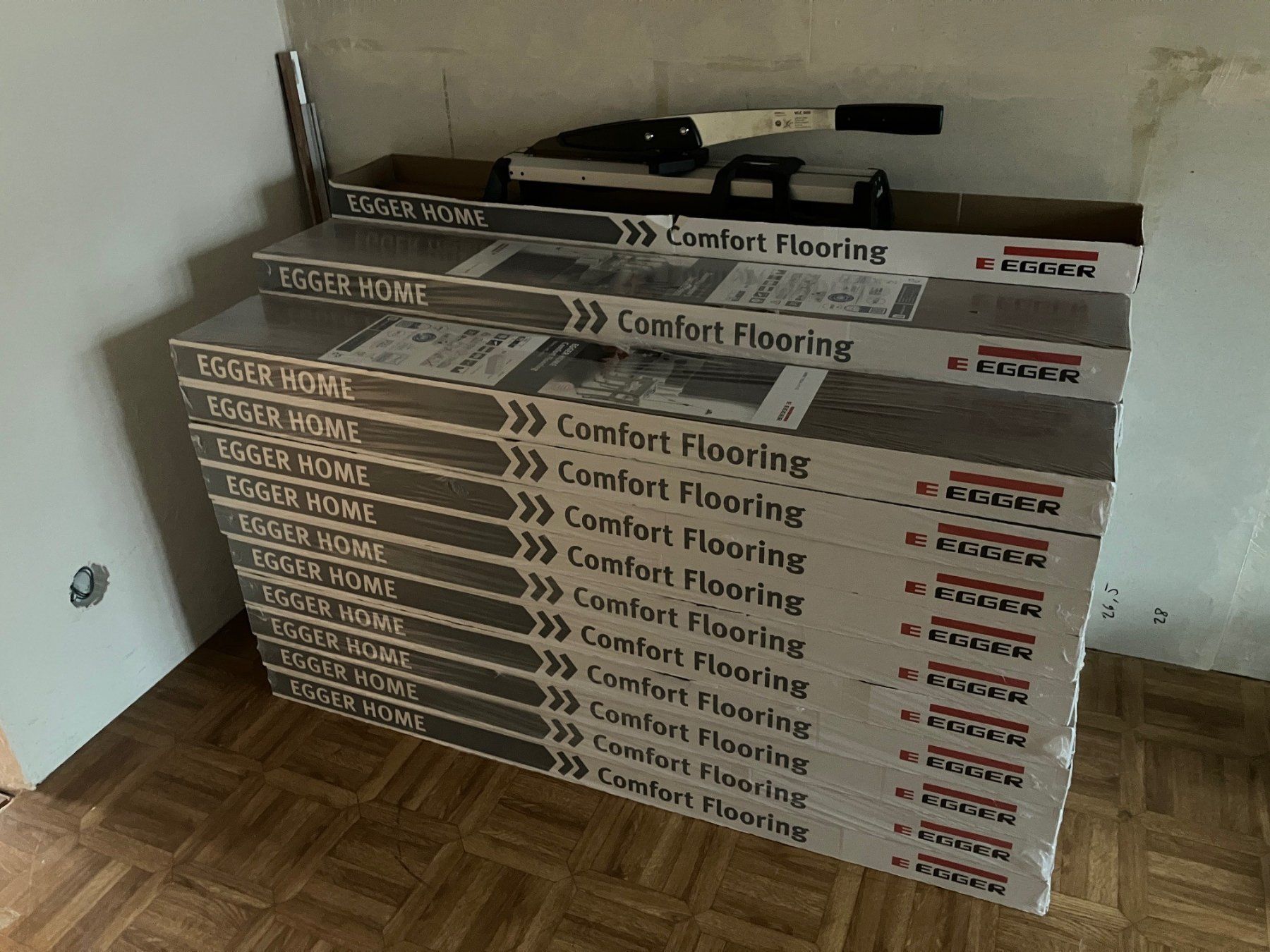 Rivestimenti per pavimenti: Laminat Boden Eiche "Egger Home Comfort Flooring" 64 m2 – Nuovo e nell'imballaggio originale da Schwanden-Brienz venduto da swisscopter