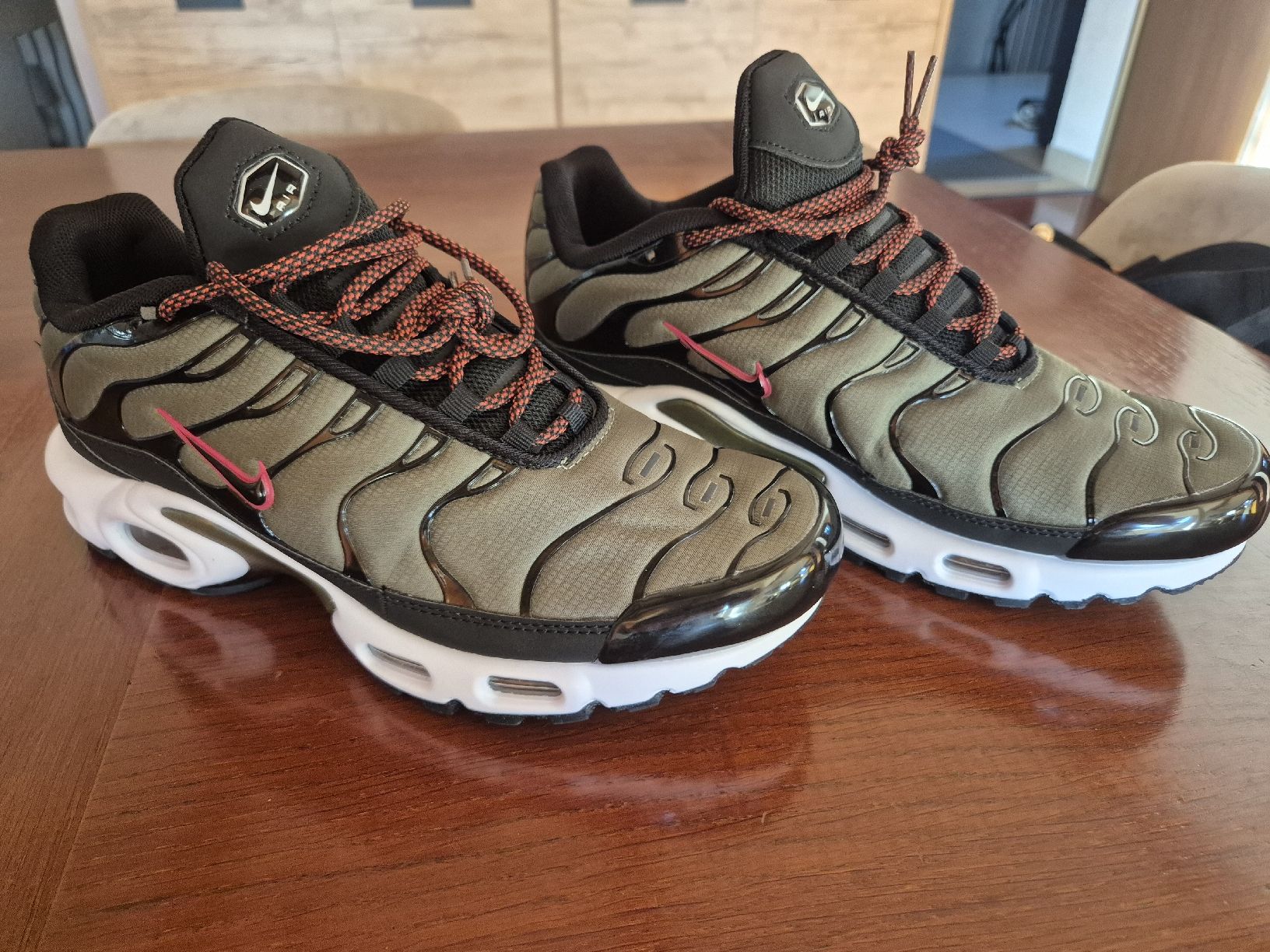 Nike Scarpe da uomo: Nike Air Max Plus, vert olive t.44 – Nuovo (secondo la descrizione) da champvent venduto da chrisdta