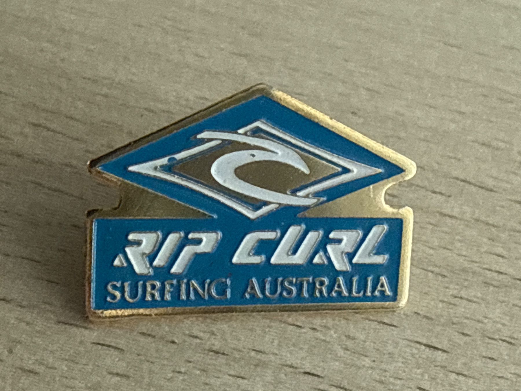 Placchette & Badge: Pin Rip Curl Surfing Australia – Usato da Glattbrugg venduto da Schweigmatt