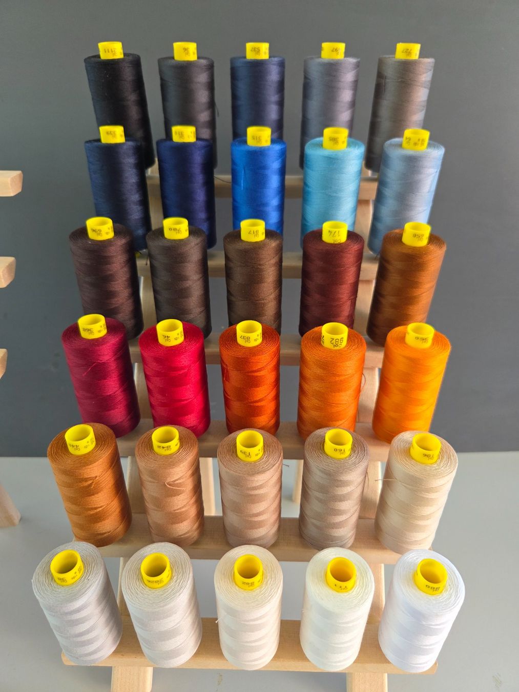 Cordicelle & Fili: Nähfaden Gütermann 70 mit 700m - 802 cremeweiss – Nuovo e nell'imballaggio originale da Winterthur venduto da LederSchneiderei 5