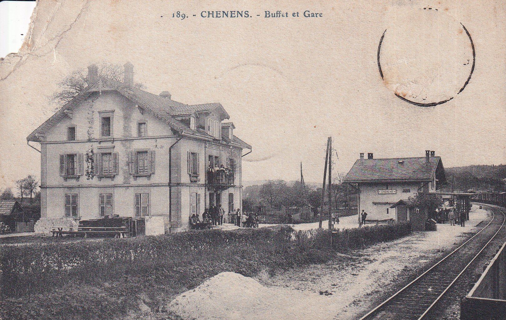 Ansichtskarten: Chenens   FR  -    Buffet et Gare      en 1910 – Gebraucht aus Brig von Valcards54
