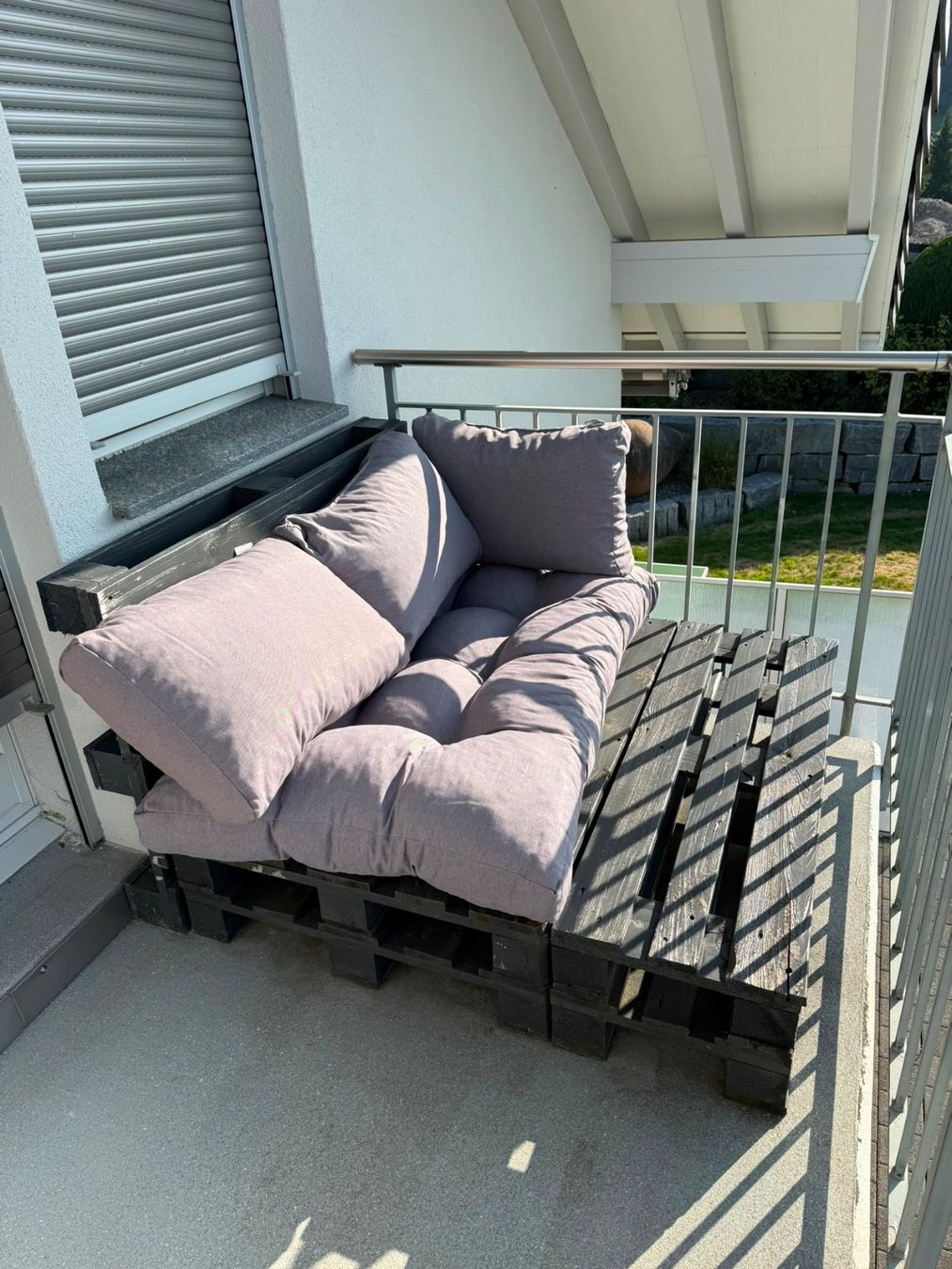 Liegen & Liegestühle: Schwarze Paletten-Lounge – Gebraucht aus Schindellegi von _Chiara_97