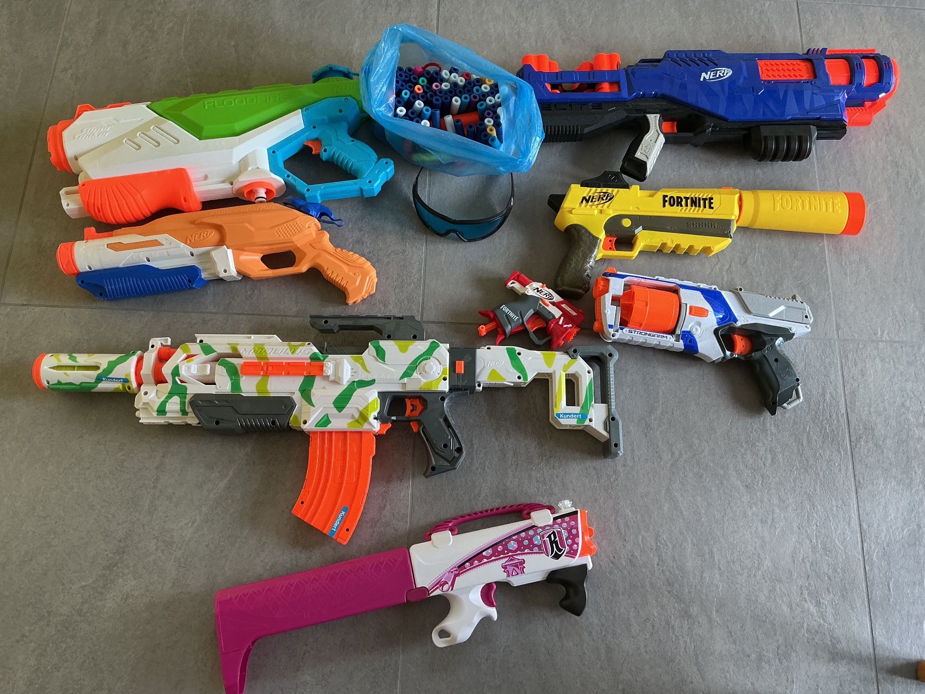Nerf Spielzeuge: Grosse Nerf-Sammlung, 8 Waffen + Munition, Schutzbrille – Gebraucht aus Schinznach Dorf von Balz1968