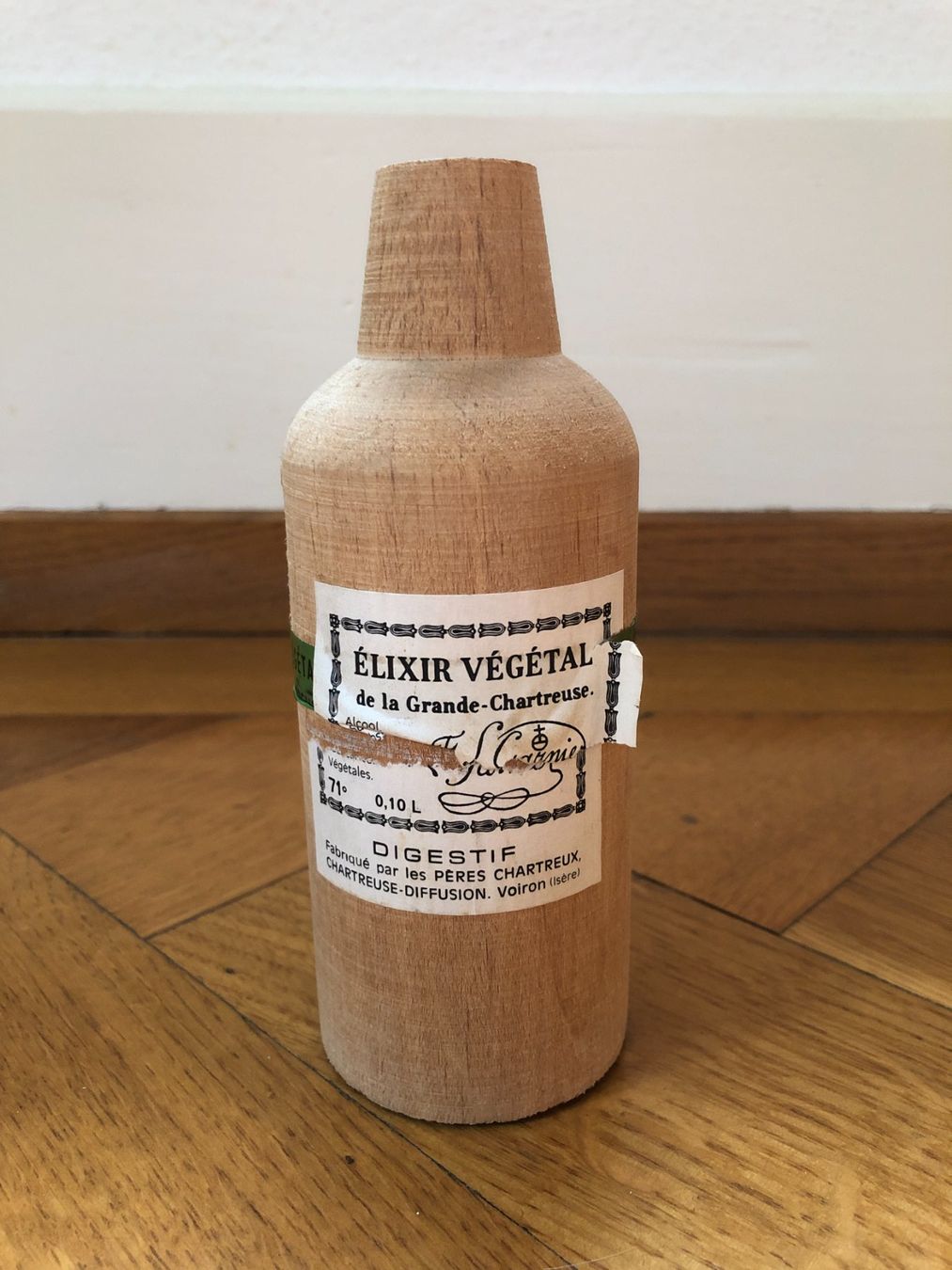 Accessori da laboratorio: Antikes Chartreuse Elixir Végétal Holzfläschchen mit Etikett – Usato da Basel venduto da raresbares