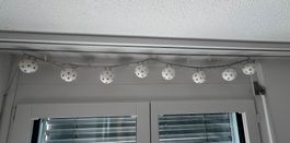 Lichterkette mit Unihockeybällen – fürs Kinderzimmer