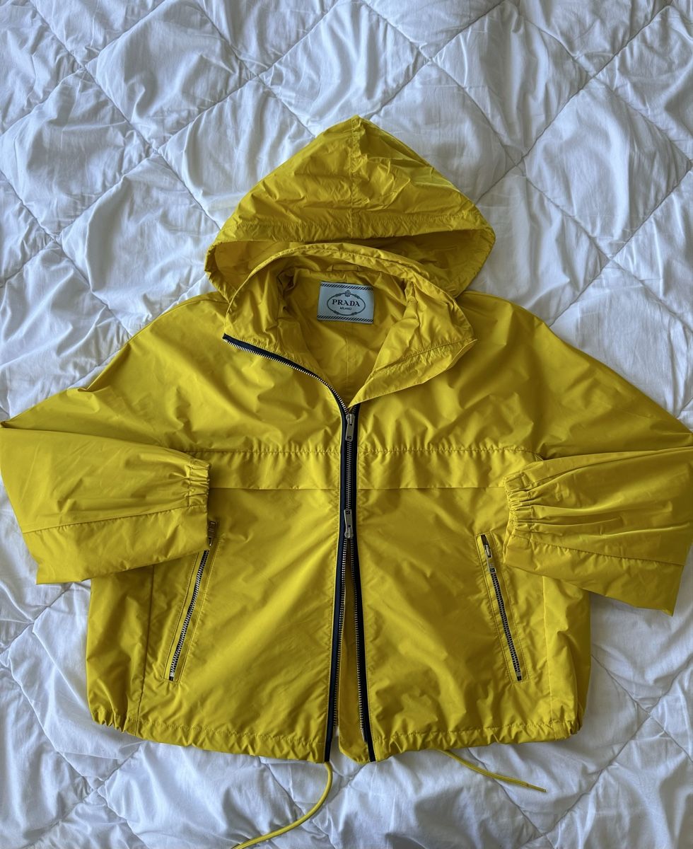 Prada Giacche: Bright Yellow Prada Milano Lightweight Jacket - Size 42 – Usato da Zürich venduto da megastored 1