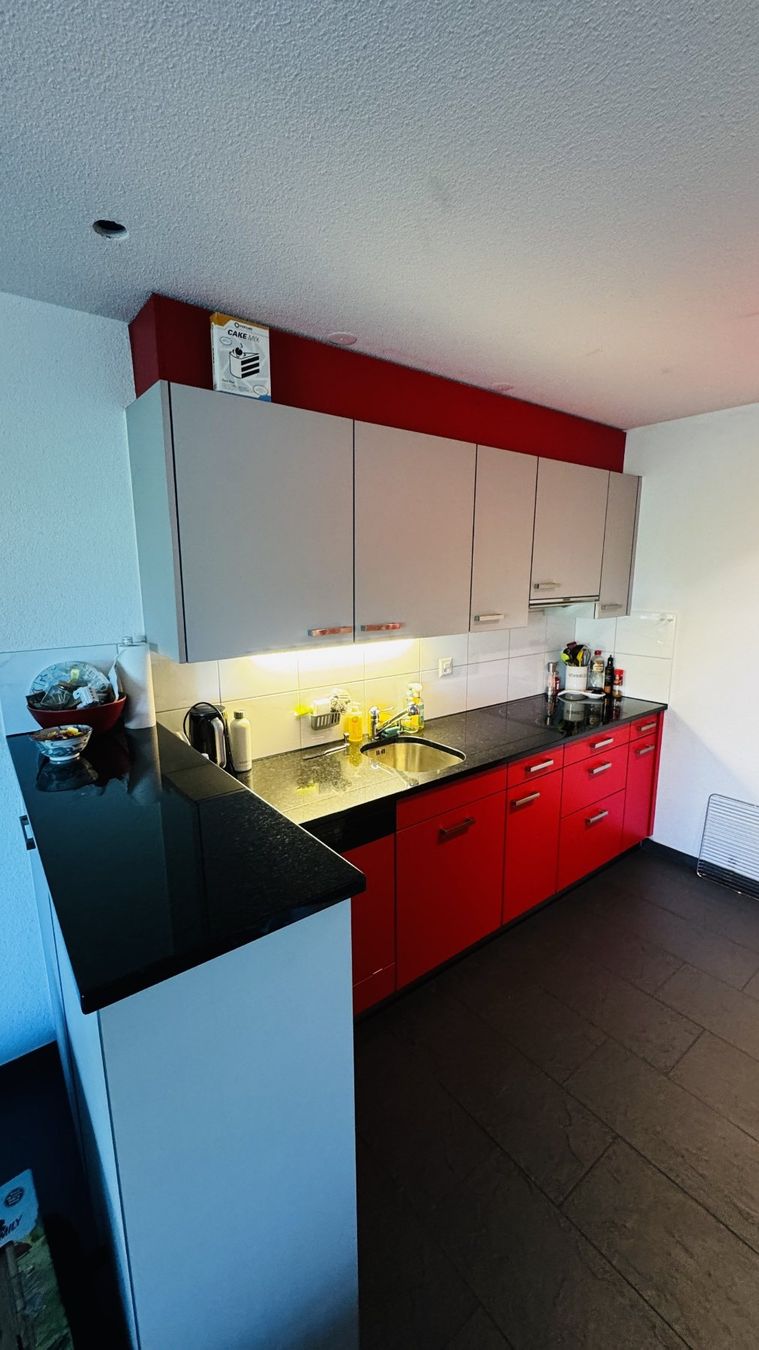 Cucine complete: Gepflegte Einbauküche in Rot/Grau inklusive Bar – Usato da Solothurn venduto da Psyclos