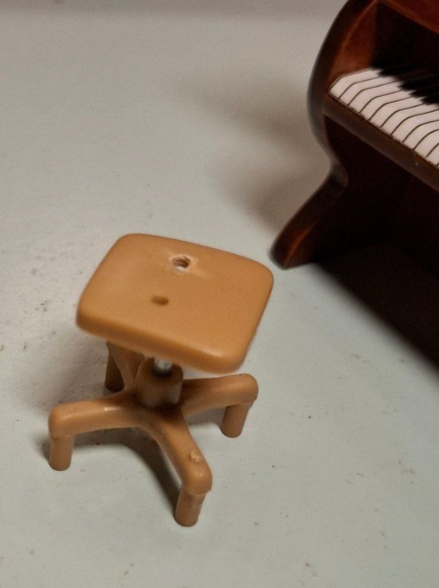 Case e mobili per bambole: Miniatur Klavier mit Hocker, Holz, wahrsch. Reutter – Usato da Schlieren venduto da Svenja7 8