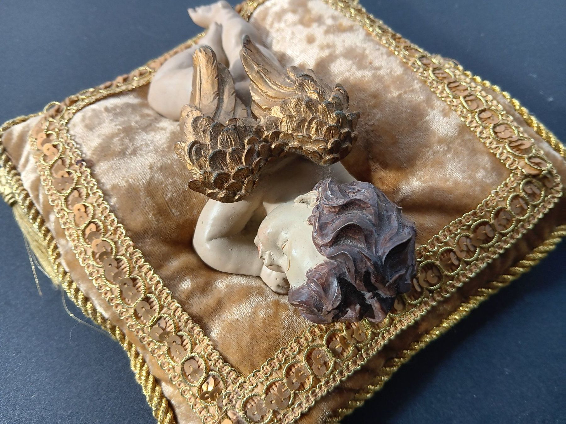 Tutte le decorazioni: Ange dormant décoratif sur coussin doré – Usato da pully venduto da gringoloko