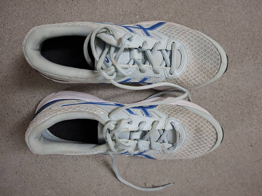 Chaussures hommes: ASICS Laufschuhe Gr. 41, hellgrau/blau – D'occasion à Affoltern am Albis par Feather 2