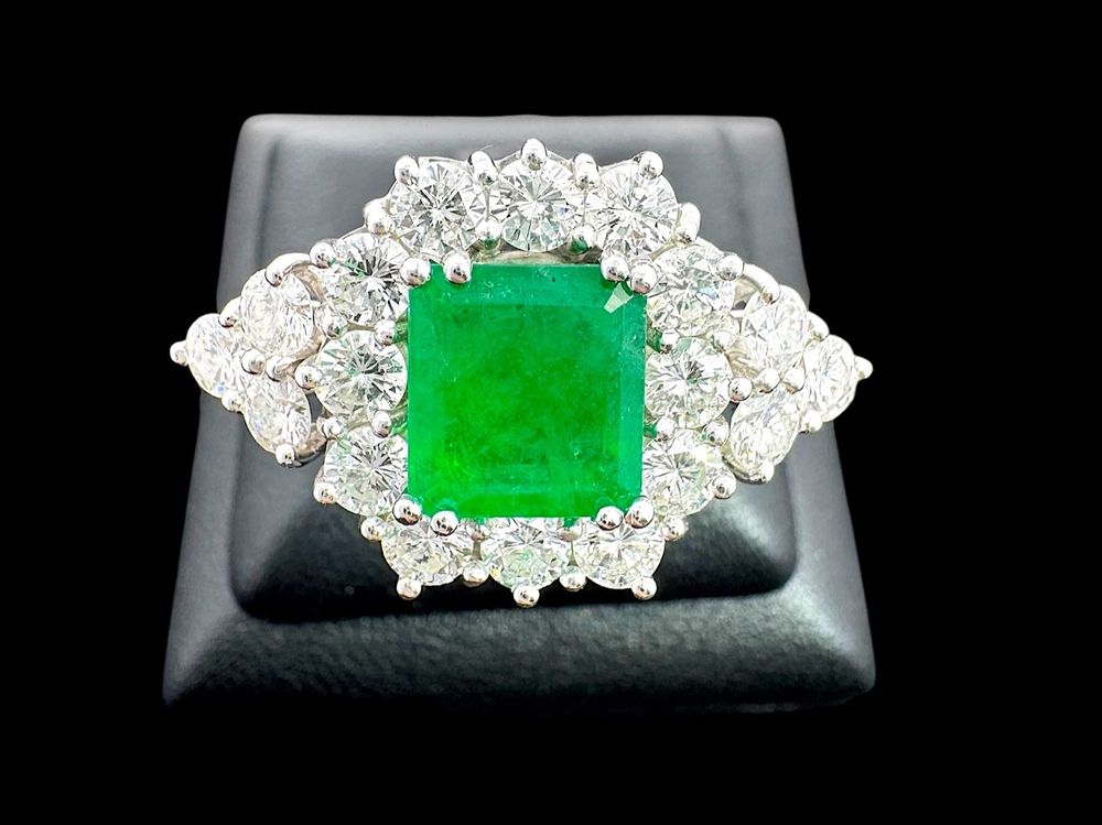 Smaragd 1.1c Diamanten 1.7c Ring 18k WG Grösse 53 *S1639 (Gebraucht) in ...