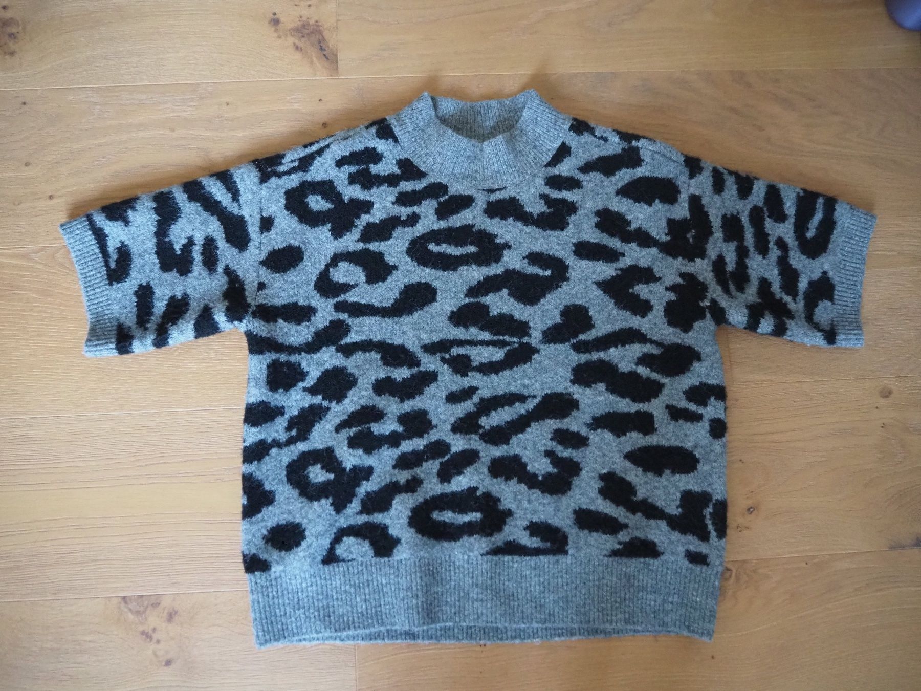 Pulls & Sweat-shirts: Grauer Strickpullover mit Leo-Muster, Grösse S, neuwertig – D'occasion à Zürich par snowow 3