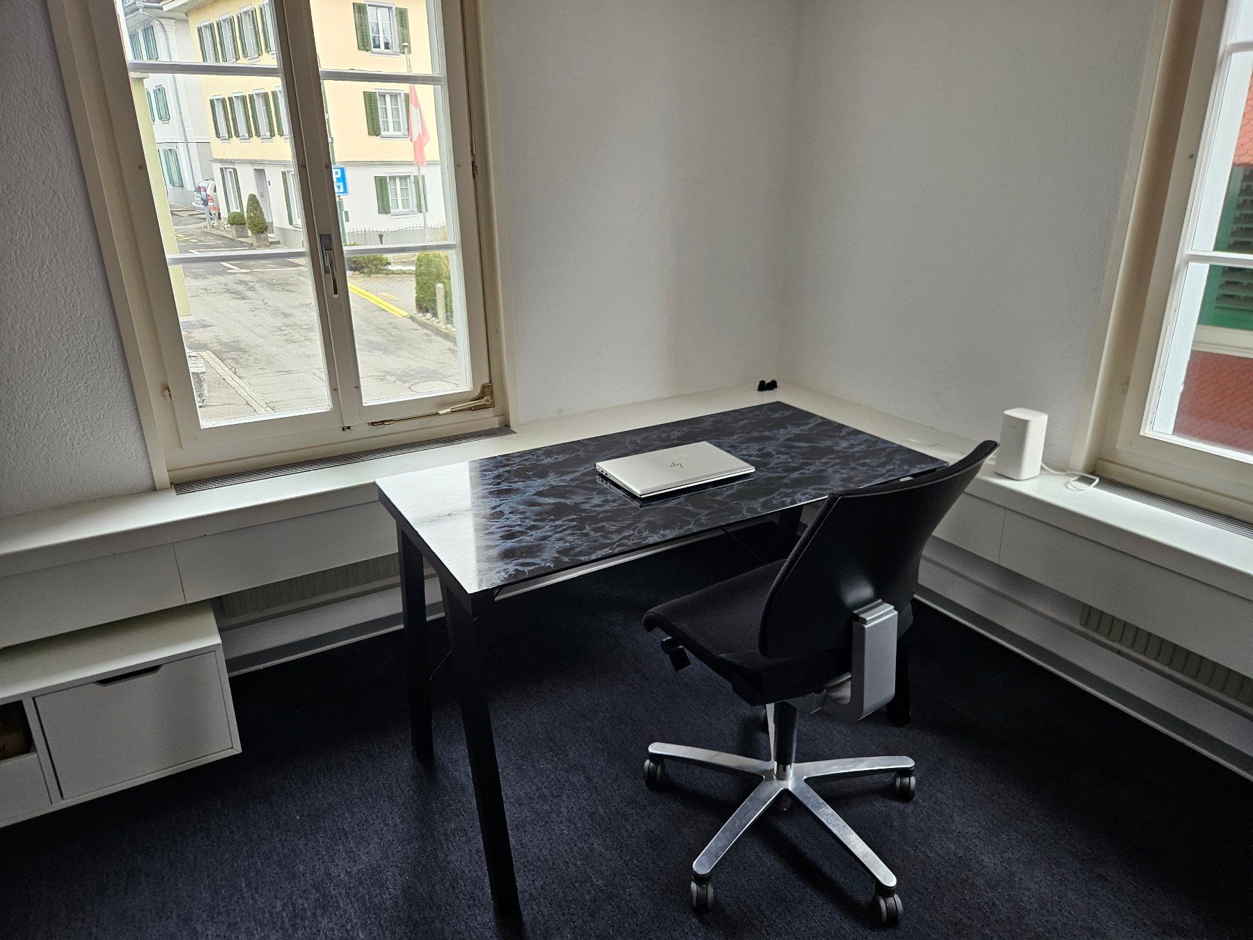 Schreibtische: Bürotisch mit Glasplatte - modern und stabil – Gebraucht aus Küssnacht am Rigi von jak_z8wt 1