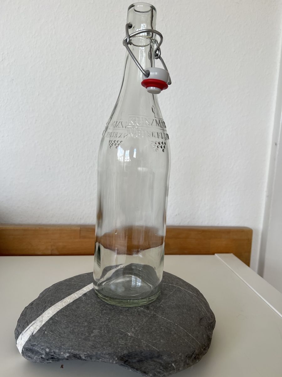 Bicchieri, Caraffe & Bottiglie: Alte Bügelflasche, Glasflasche, Wein- oder Saftflasche 49 – Nuovo (secondo la descrizione) da Basel venduto da Kasodra