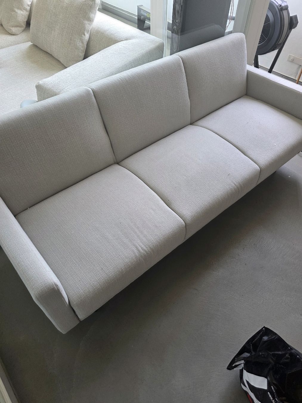 Divani: Light grey 3-seater sofa, comfortable and modern design. – Usato da Möhlin venduto da philippmarchand 2
