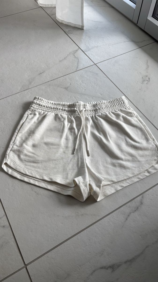 H&M Hosen: H&M Shorts weiss M – Gebraucht aus Seengen von sa_land