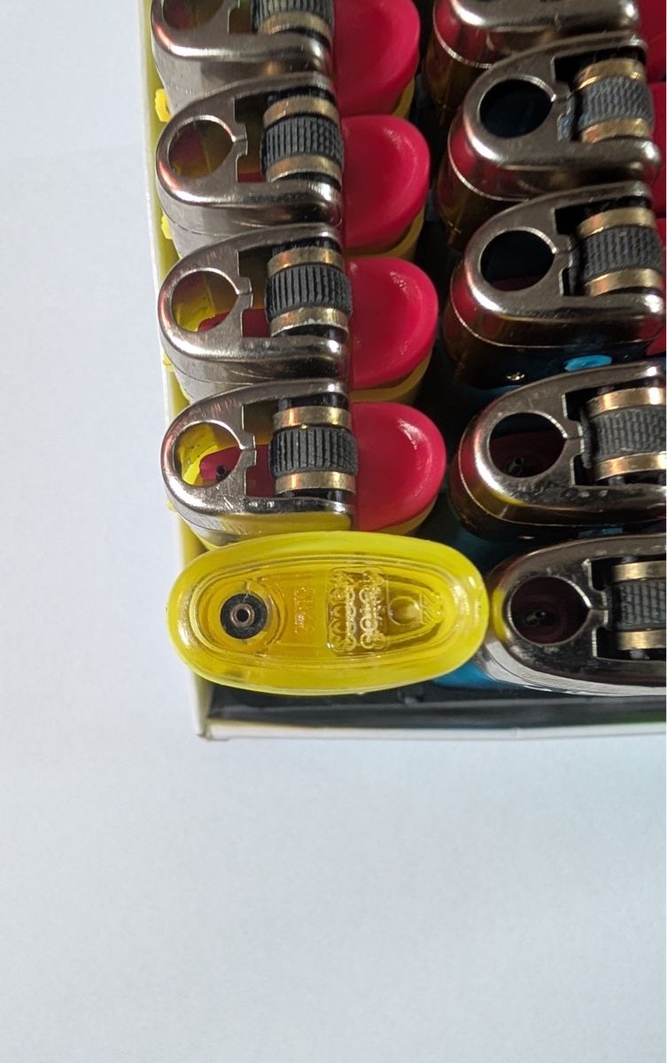 Accendini: Lot de 50 briquets - neufs – Nuovo e nell'imballaggio originale da Lausanne venduto da from1chf 2