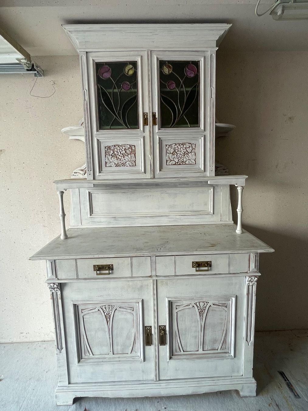Credenze: Antiker Jugendstil-Buffetschrank mit Bleiglas – Usato da Hünibach venduto da Ramouun