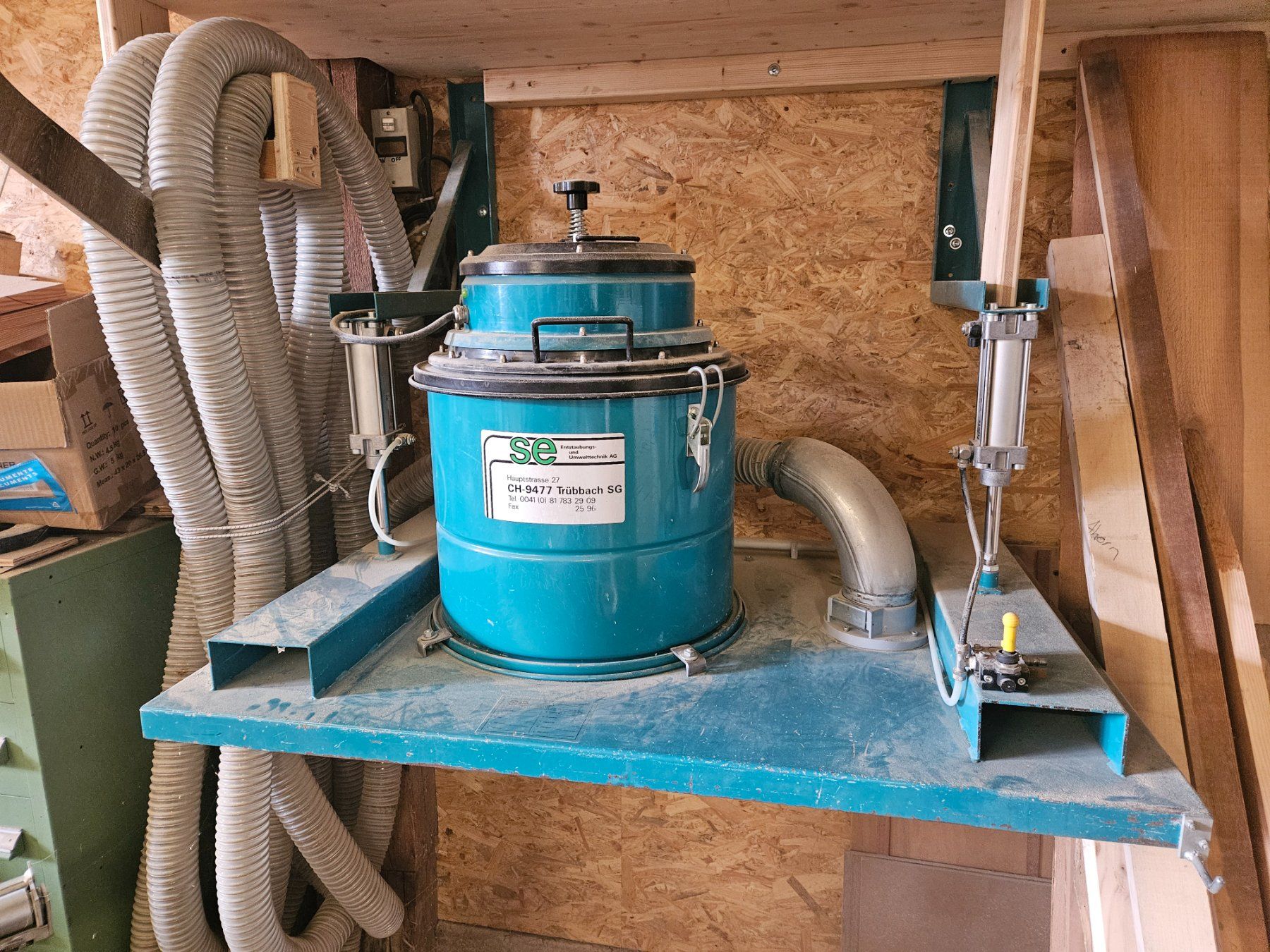 Toutes les machines: Staubsauger auf Container – D'occasion à Ibach par mar_q25f