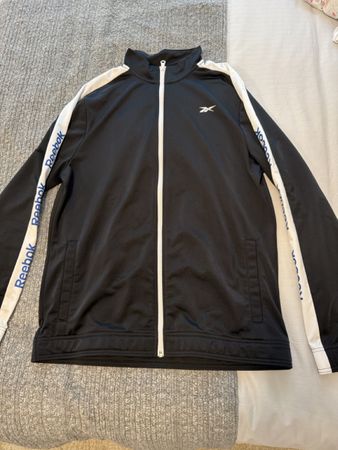 Veste Reebok noire taille L, parfait pour le printemps!