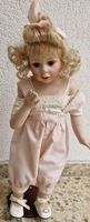 Vintage Porzellanpuppe mit rosa Kleid, Sammlerstück!
