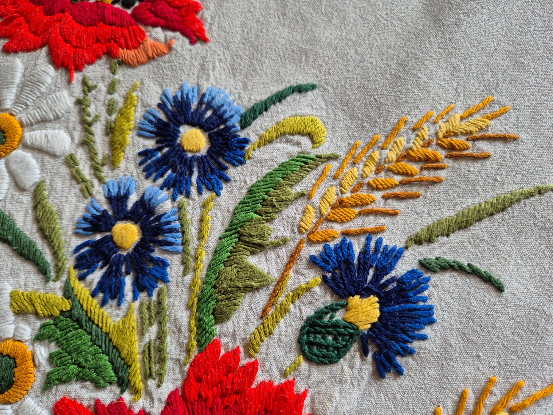 Altra biancheria da tavola: Wunderschöne bestickte Tischdecke, Handarbeit, Blumenmuster – Usato da Bern venduto da aronari 9