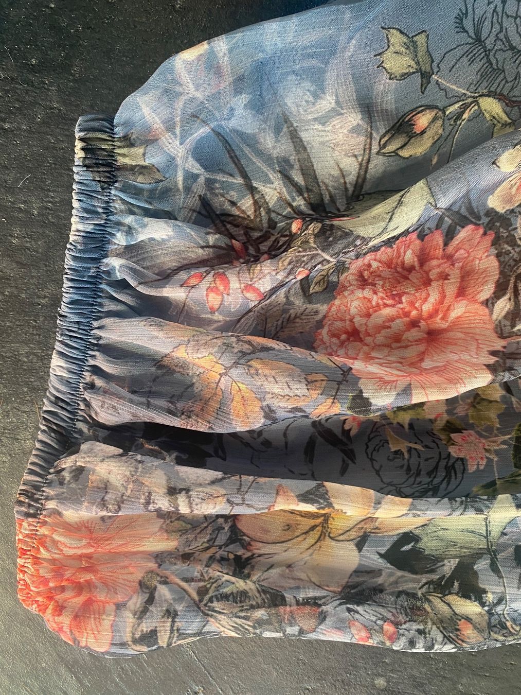 Top: Top grau mit Blumen 38-40 – Usato da Chur venduto da simhofstr 6