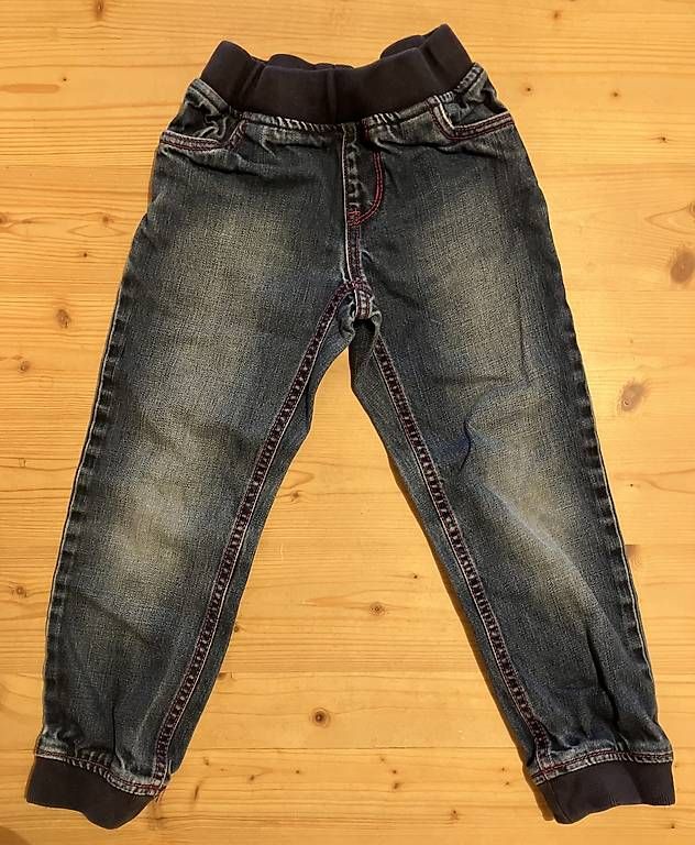 Pantalons: Jeans mit Bündchen Gr.110 – D'occasion à Brunnadern par Bumlebee 1