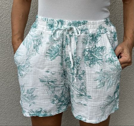 Damen Shorts weiss grün floral Muster Grösse M neuwertig