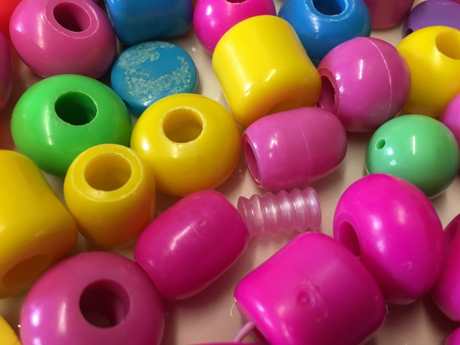 Perlen (unechte): Kunststoff Perlen / Beads, ca. 500 gr. – Gebraucht aus Schaffhausen von sparzone 6