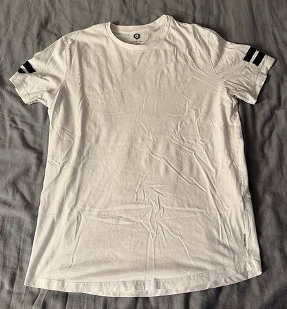 Weisses T-Shirt mit Details