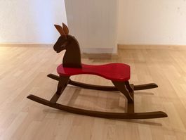 Schaukelpferd aus Holz braun rot gebrauchter Zustand