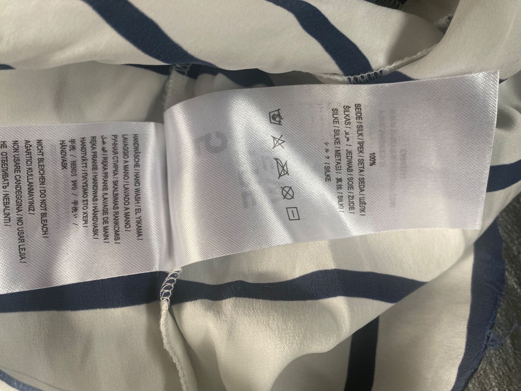 Tops: Top blau weiss gestreift Seide – Gebraucht aus Chur von simhofstr 4