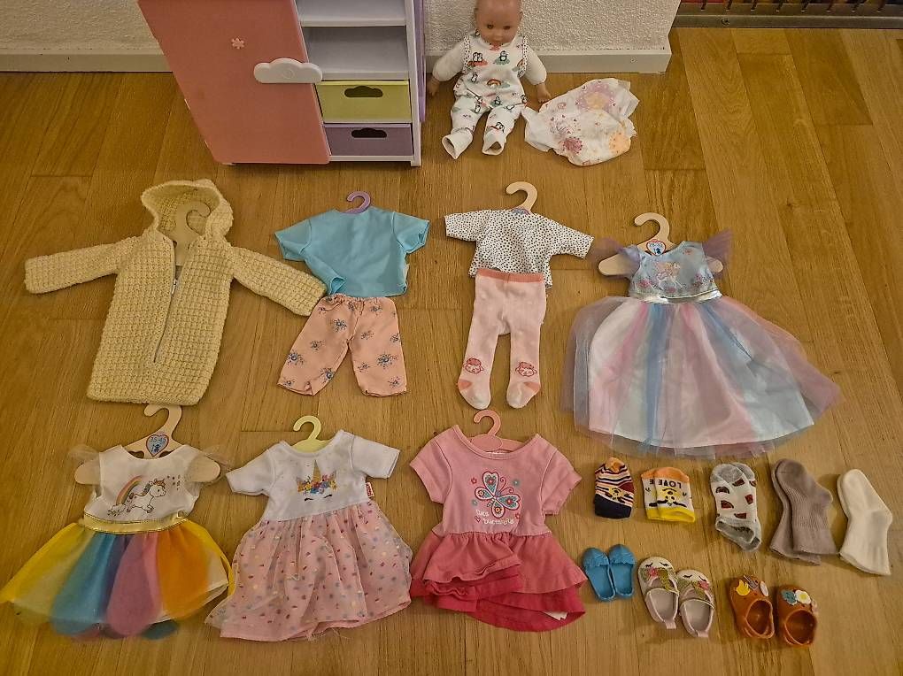 Bambole: Kinder-Puppenkleider und Schrank – Usato da Zürich venduto da a.b.g.baumann 2