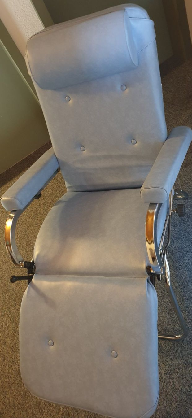 Fauteuils de soin: Kosmetik Stuhl oder Liegestuhl – D'occasion à Wynau par FusspflegeDebi 1