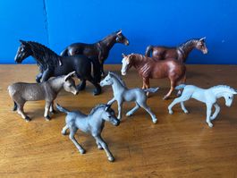 4 Pferde, 3 Fohlen, 1 Esel, alles Schleich