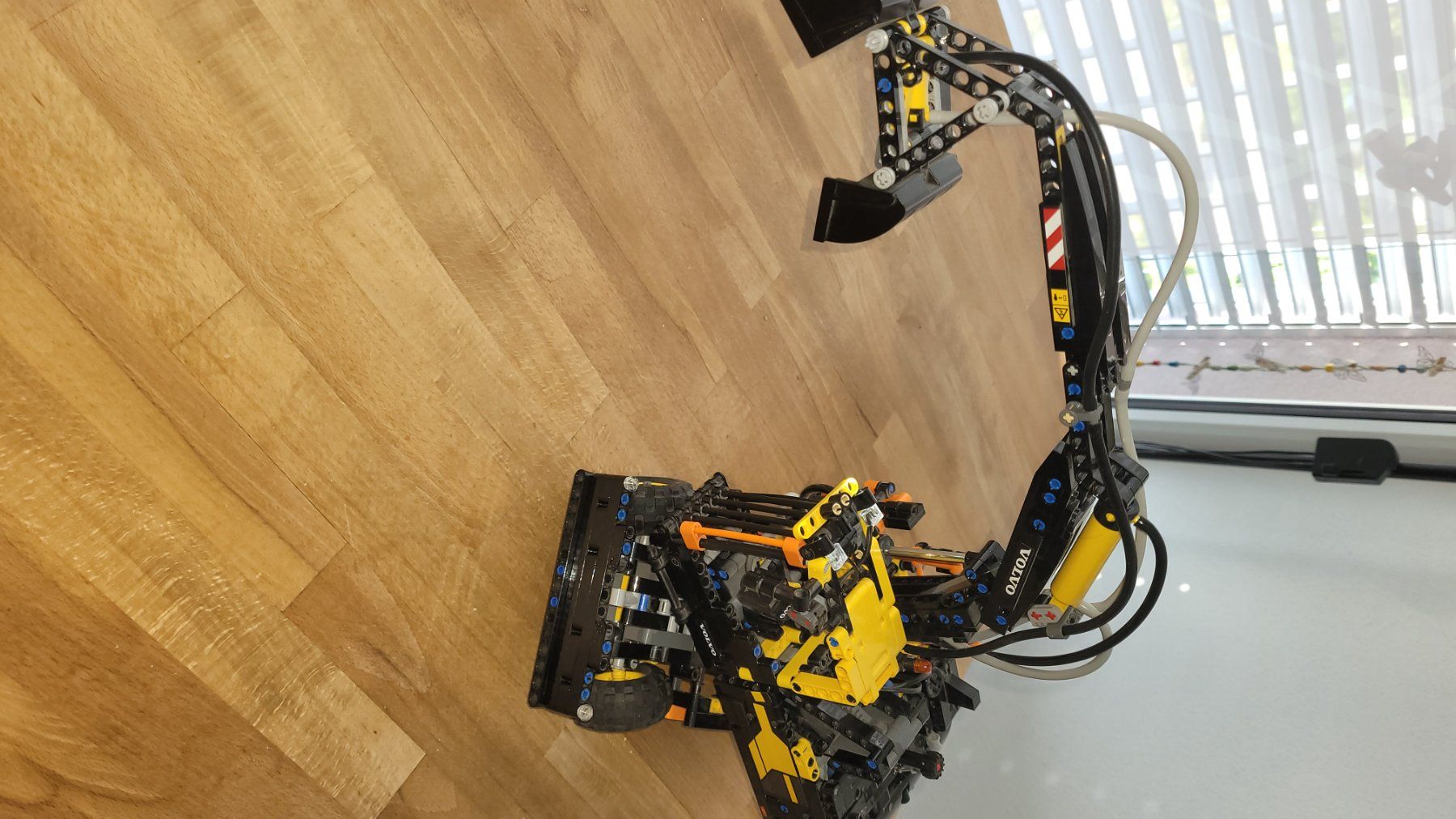 Lego Kit di costruzioni: Volvo EW160E 42053 – Usato da Olten venduto da Einwegparadies 3
