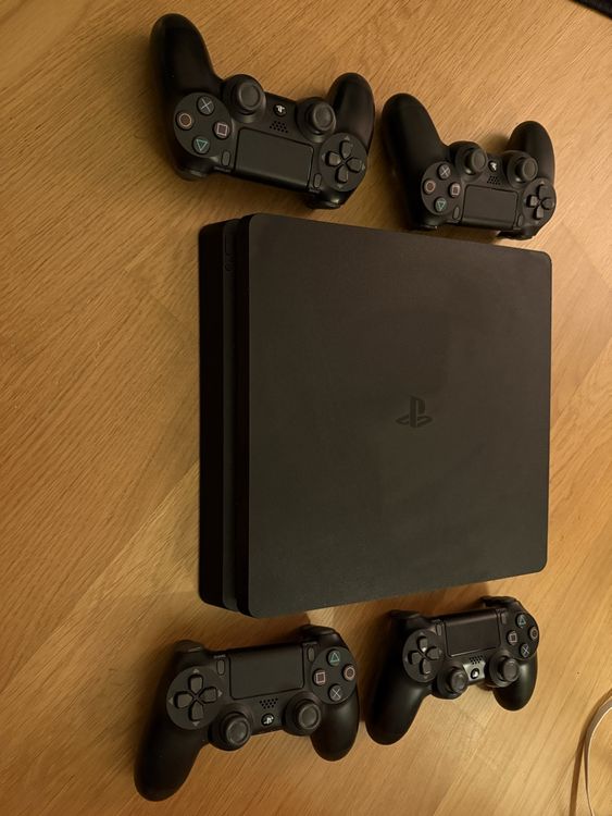 PS4 with 4 DualShock Controllers and 7 Games (Gebraucht) in Luzern für ...