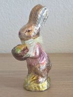 Origineller Deko-Osterhase (Gips/Keramik in Alufolie)