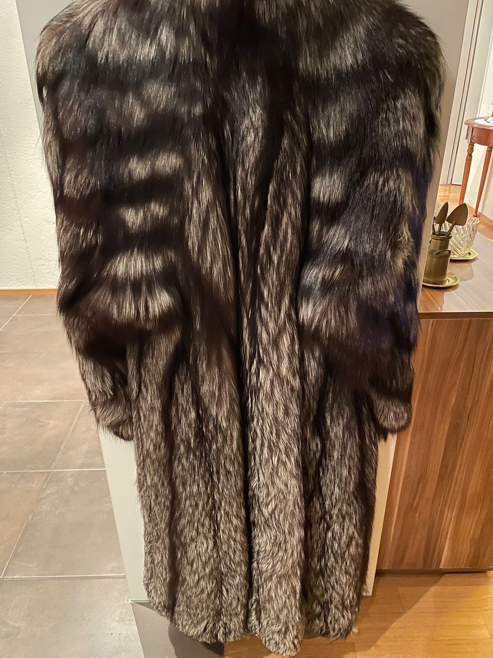 Cappotti: Pelzmantel Silberfuchs Gr. 38 / 40 – Usato da Emmenbrücke venduto da Ladyboutique 6