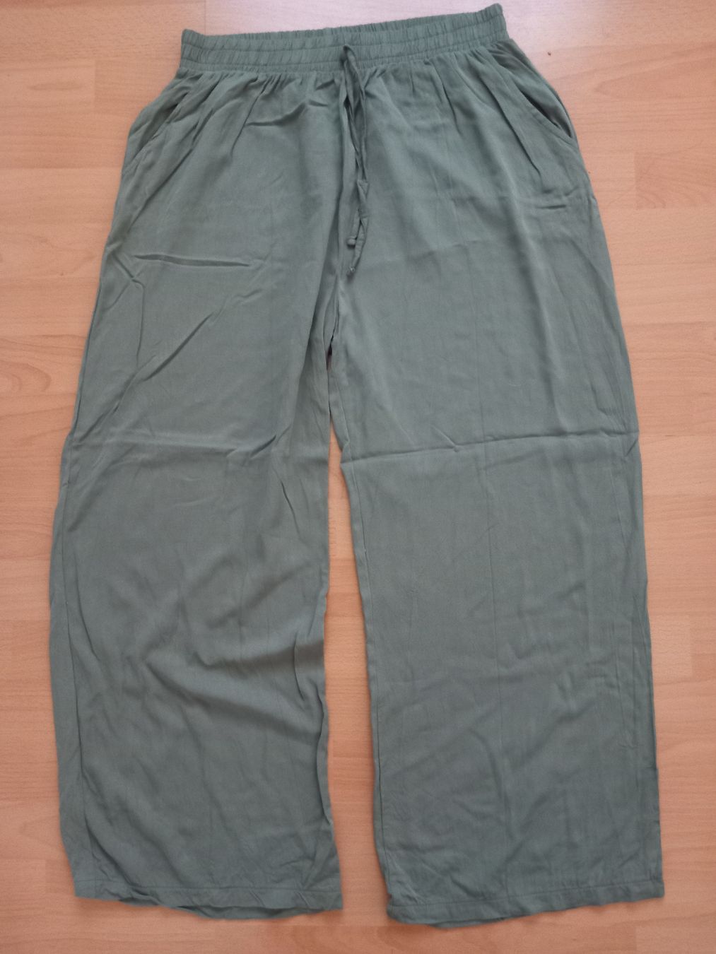 Pantaloni: Pantalon ample vert sauge en 100% viscose – Usato da Faoug venduto da per_kp6r