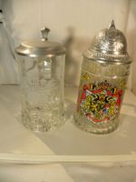 2 verzierte Bierkrüge aus Glas mit Zinndeckel aus Deutland