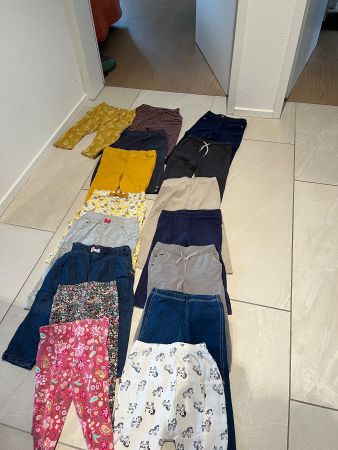 16 Hosen, verschiedene Modelle, 2–3 Jahre alt