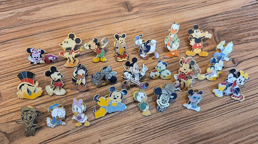Placchette & Badge: Disney Pins aus den 90er – Usato da Winterthur venduto da lindor_wasabi